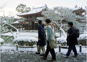 Snow hit wide areas in Japan